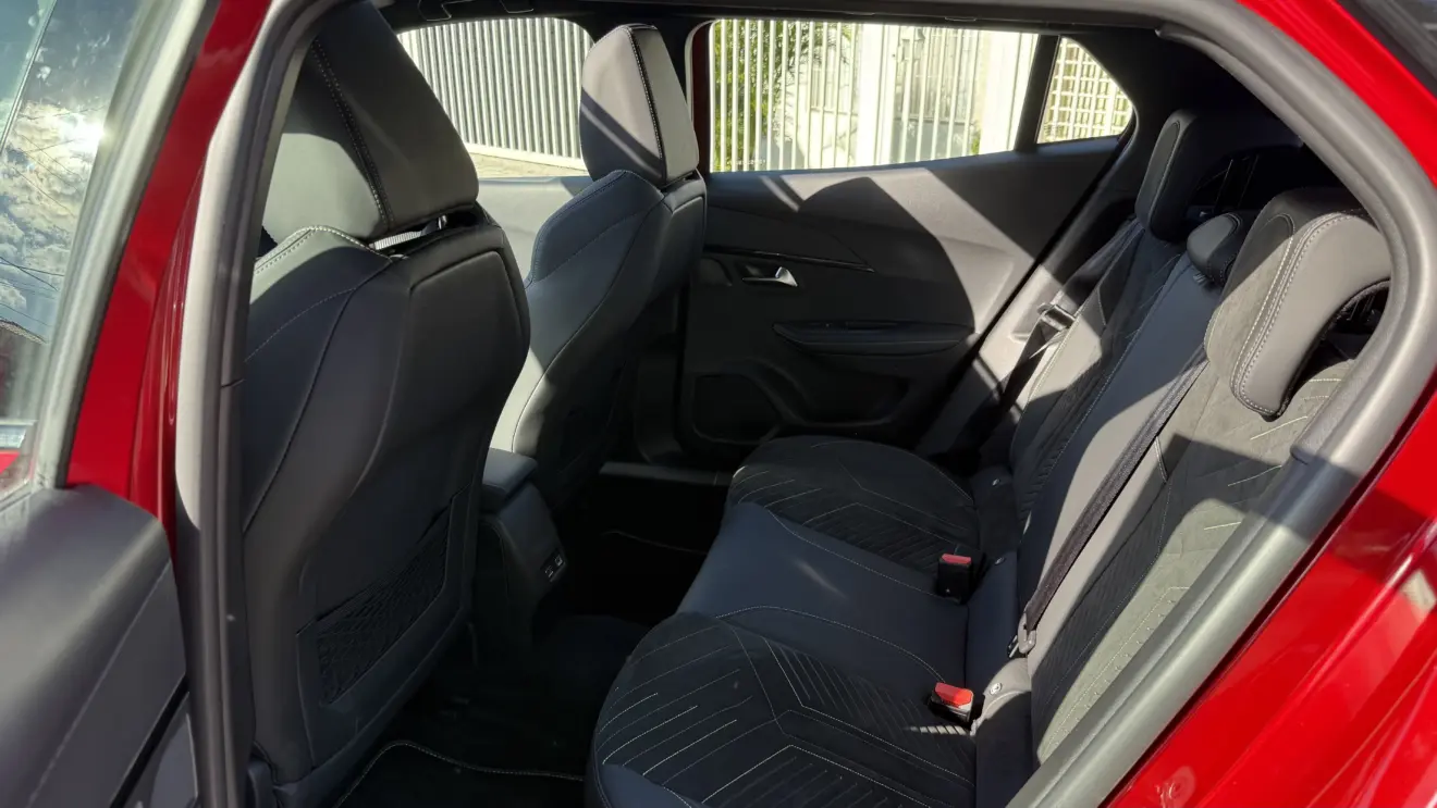 Parte traseira do interior do Peugeot e-2008 GT