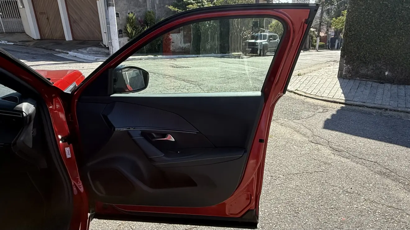 Porta dianteira do Peugeot e-2008 GT