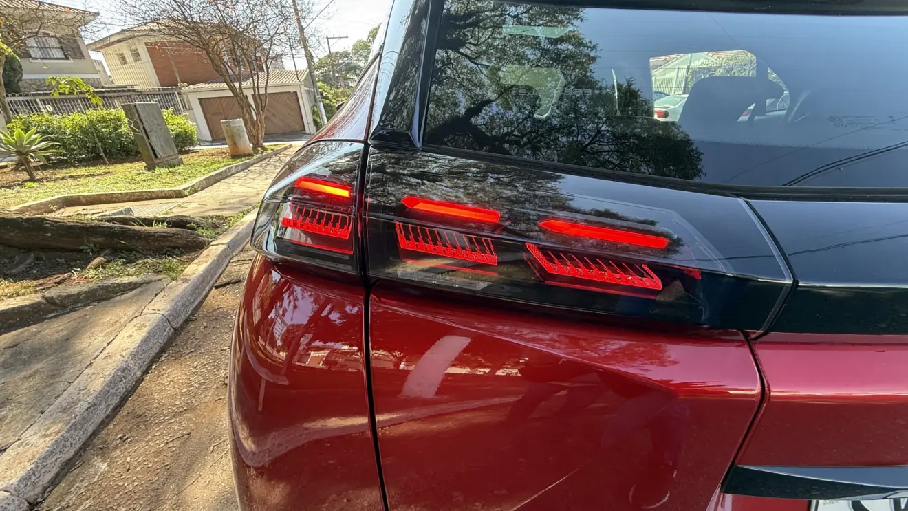 Lanterna acesa do Peugeot e-2008 GT