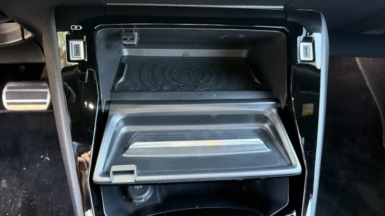 Carregador de celular por indução do Peugeot e-2008 GT