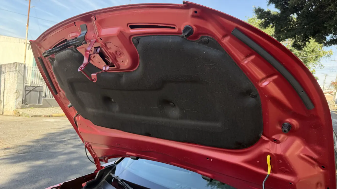 Manta acústica do capô do Peugeot e-2008 GT