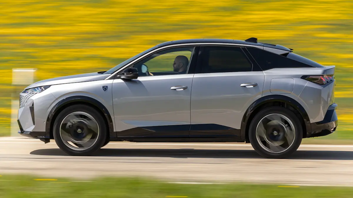 Peugeot 3008 prata de lado em um gramado