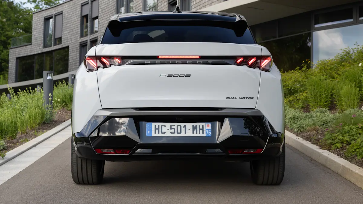 Peugeot 3008 branco de traseira