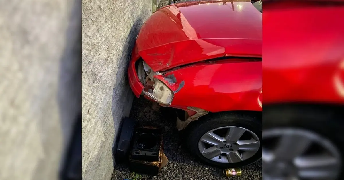 Volkswagen Gol vermelho destruído após atropelamento na SC-290