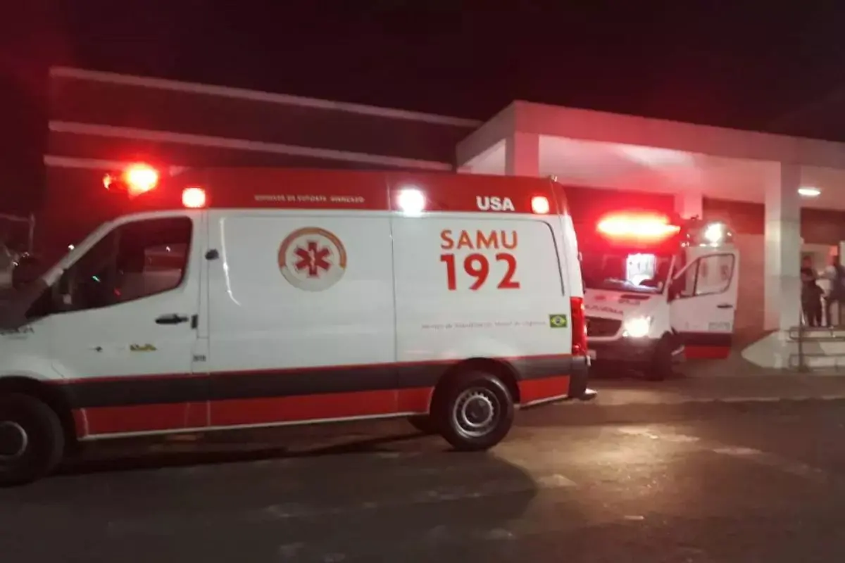 Ambulâncias paradas perto de hospital