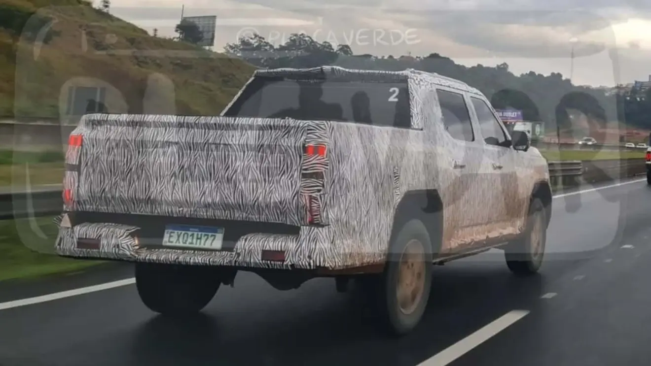 Nova geração da Volkswagen Amarok rodando com camuflagem no Brasil