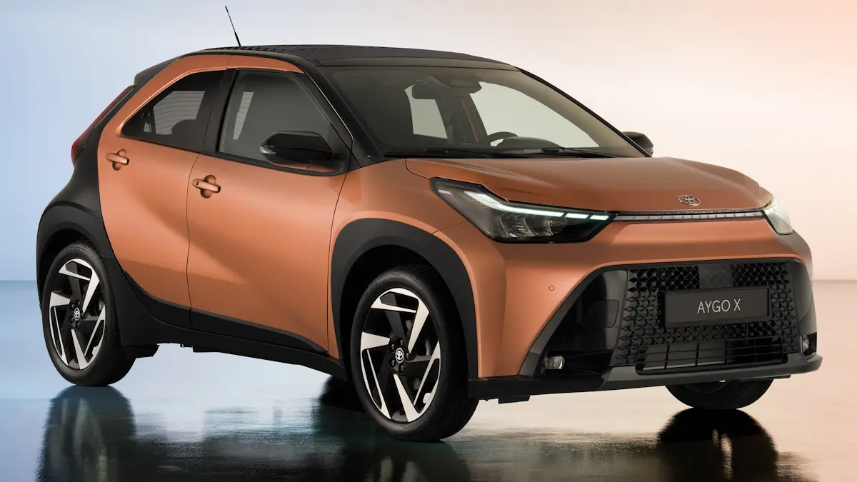 Toyota Aygo X cobre de frente Volkswagen Tera