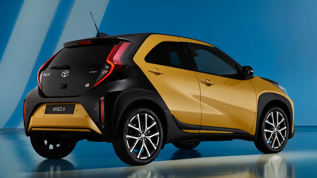 Toyota Aygo X GR-Sport amarelo com capô preto