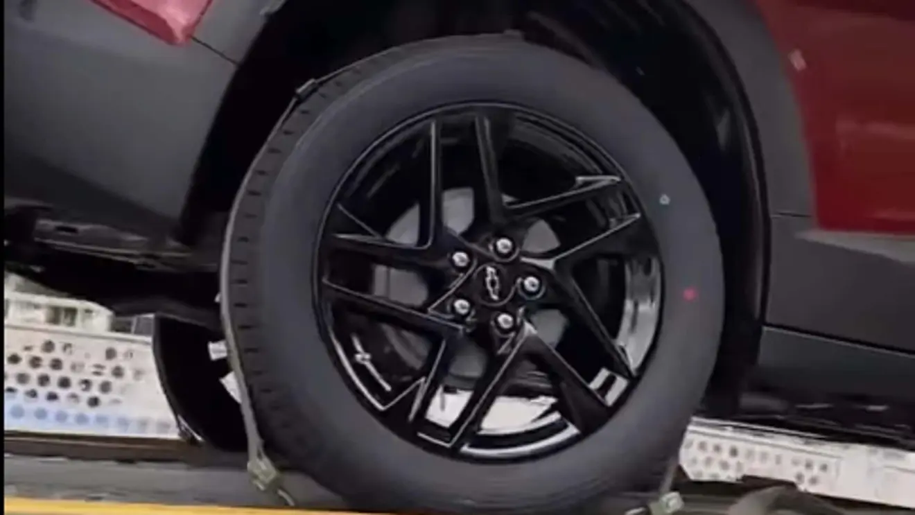 Chevrolet Tracker vemelho na cegonha flagrado mostrando as rodas em preto