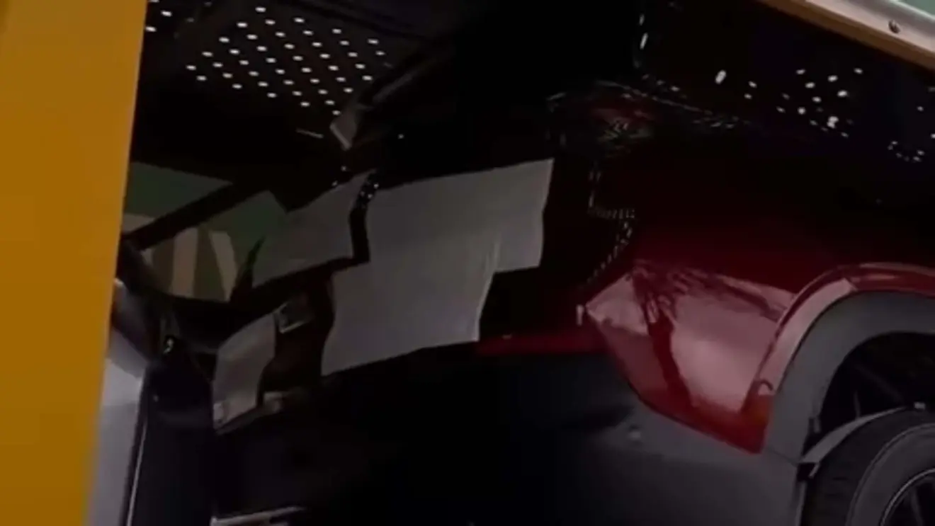 Chevrolet Tracker vemelho na cegonha flagrado mostrando a traseira