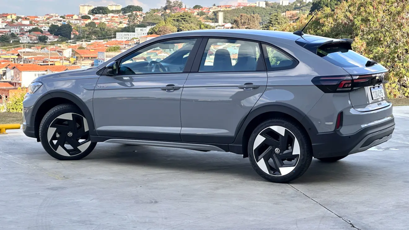 Volkswagen Nivus GTS cinza de traseira
