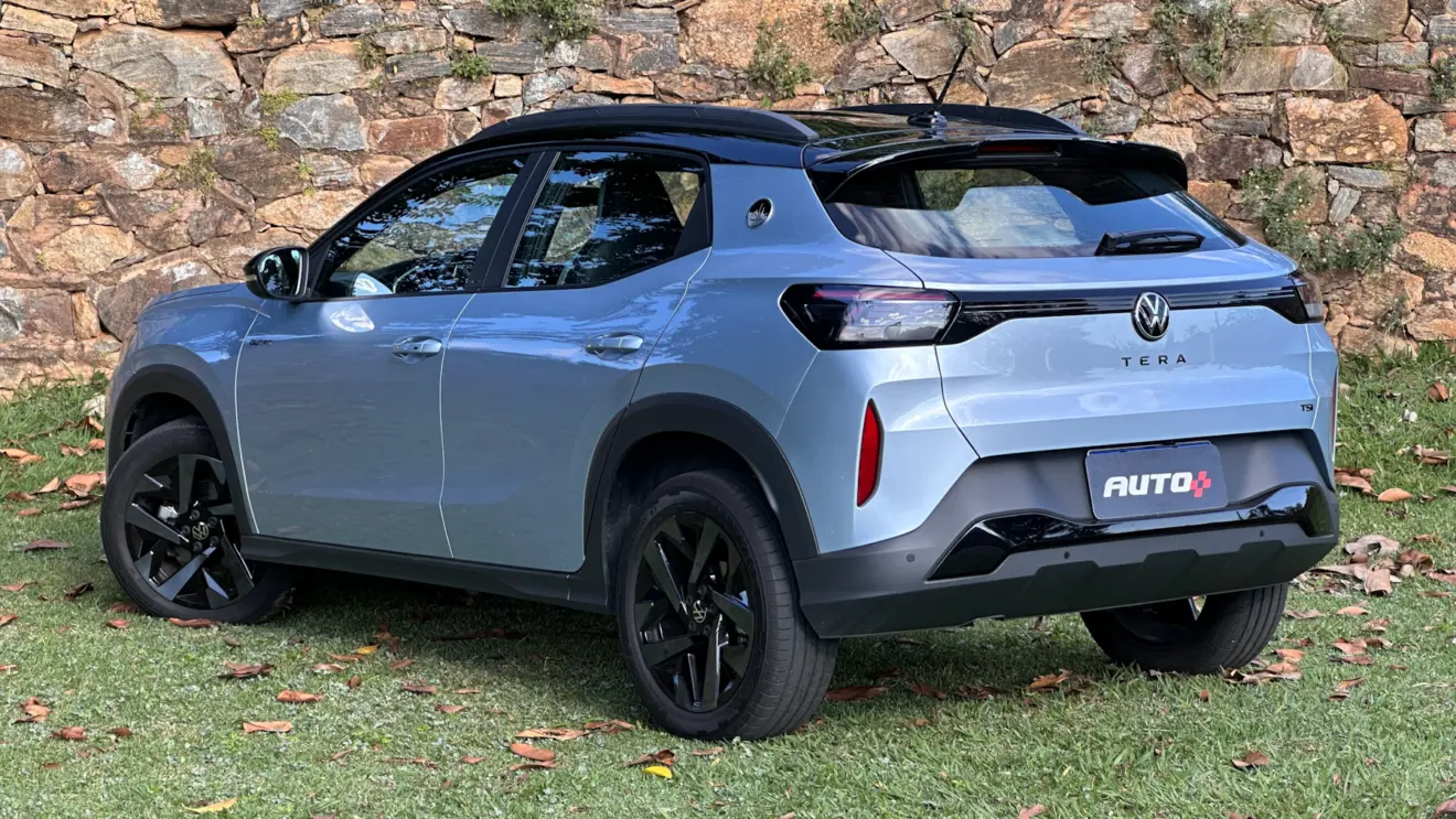 Volkswagen Tera High Outfit prata lunar de traseira em um gramado com muro de pedras