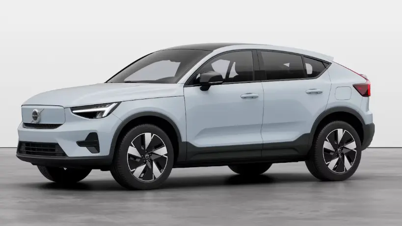 Volvo EC40 Plus claro com detalhes pretos, visto de lado