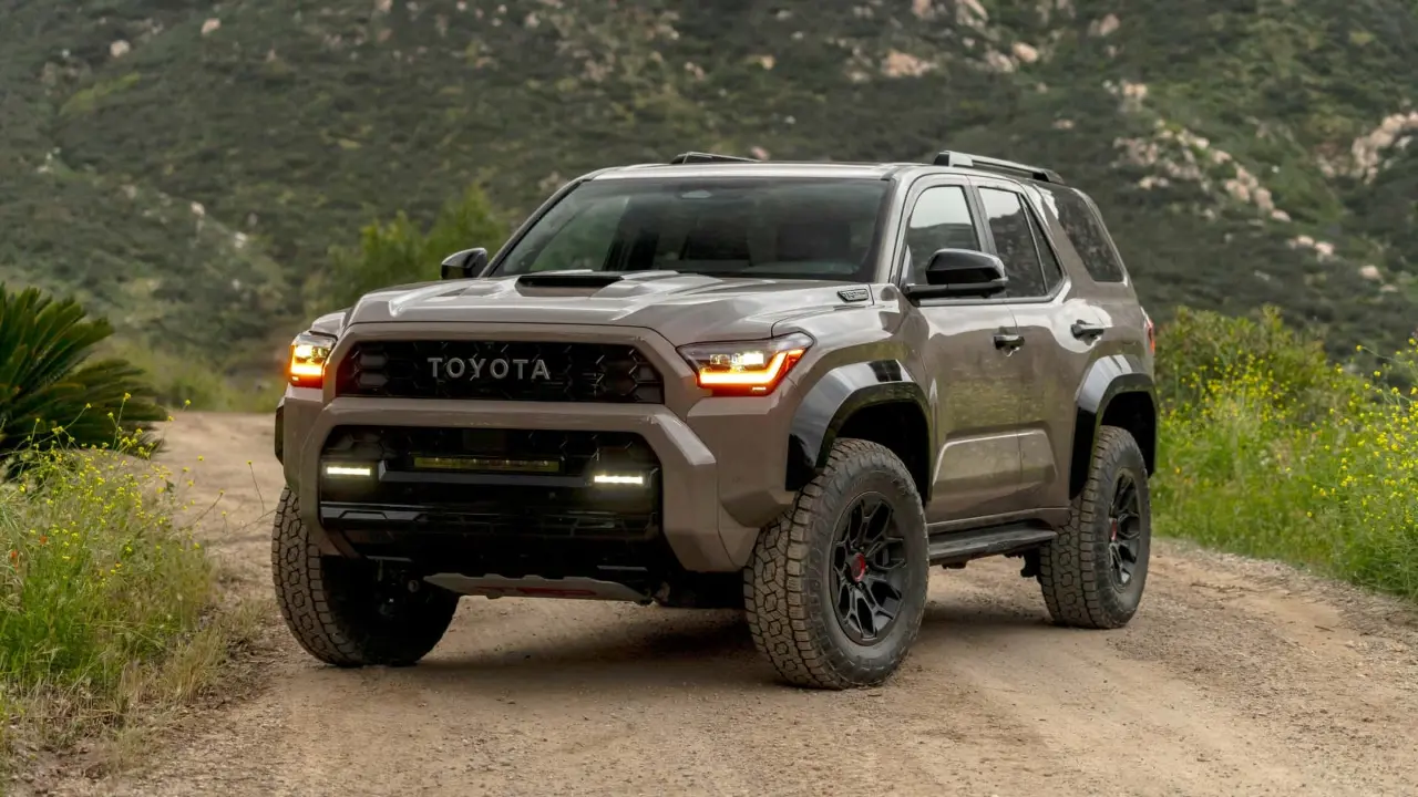 Toyota 4Runner TRD Pro de frente na trilha