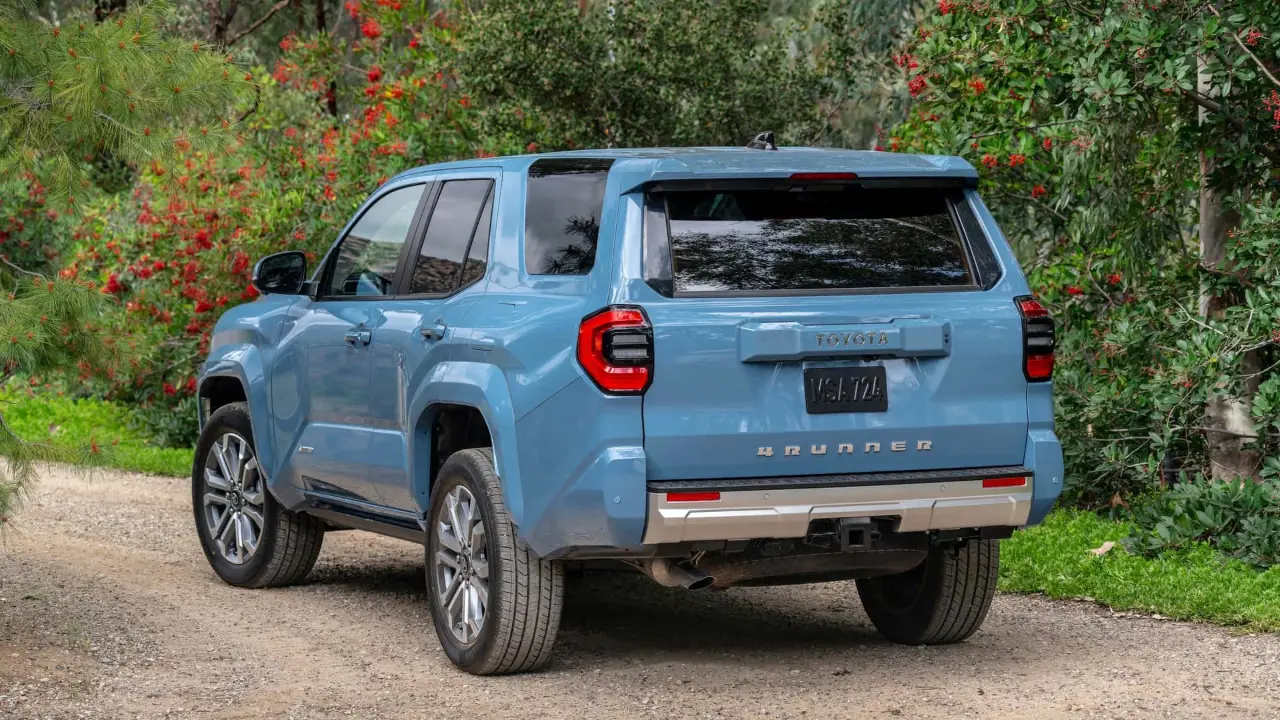 Toyota 4Runner azul estático na trilha