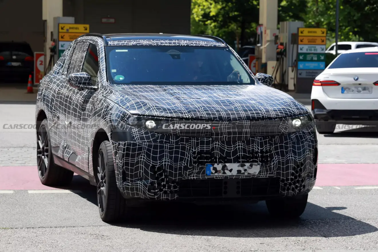 BMW X5 camuflada de frente em testes na Europa