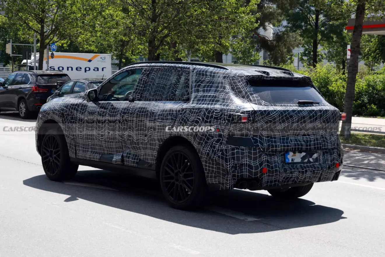 BMW X5 camuflada de traseira em testes na Europa