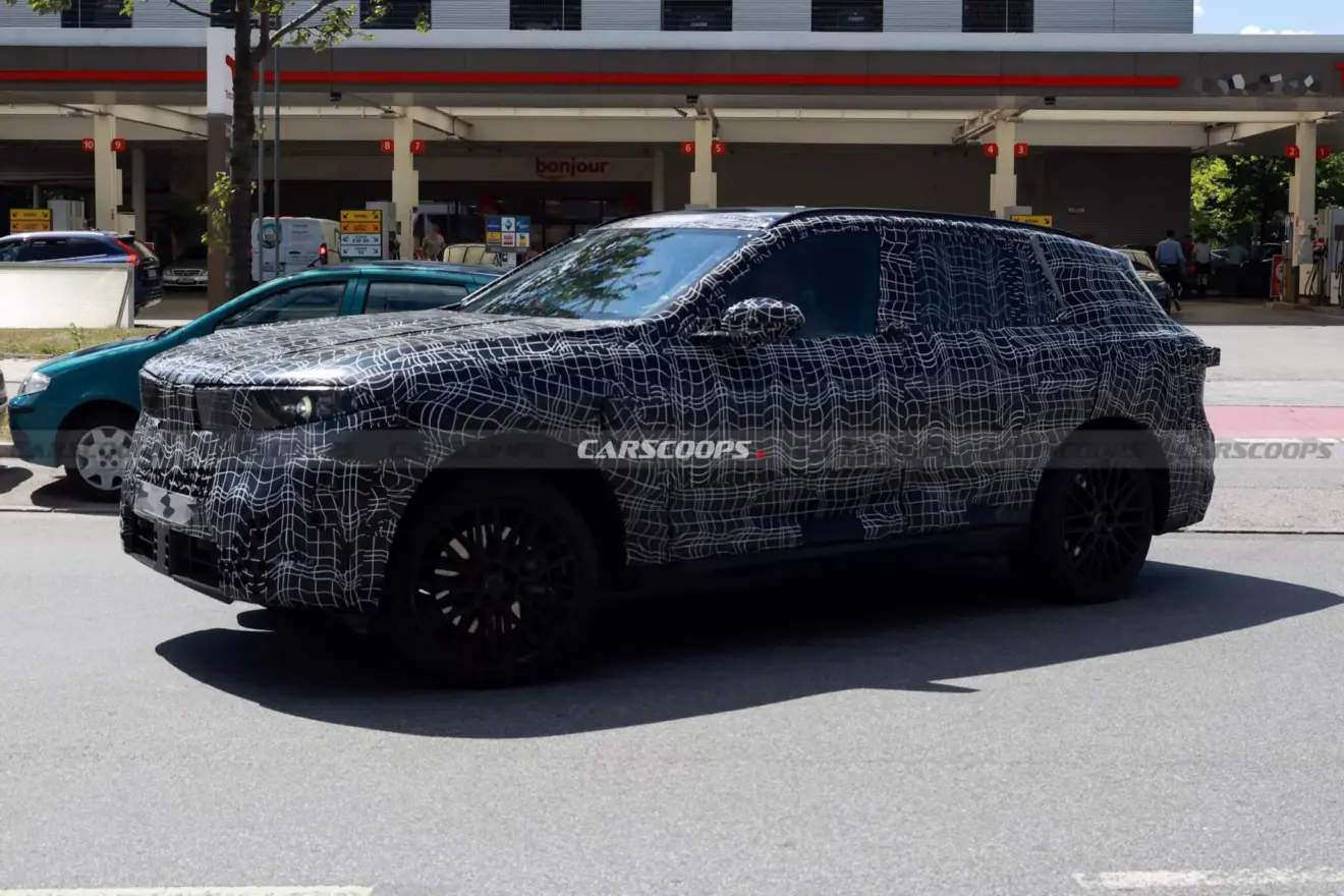 BMW X5 camuflada de lado em testes na Europa