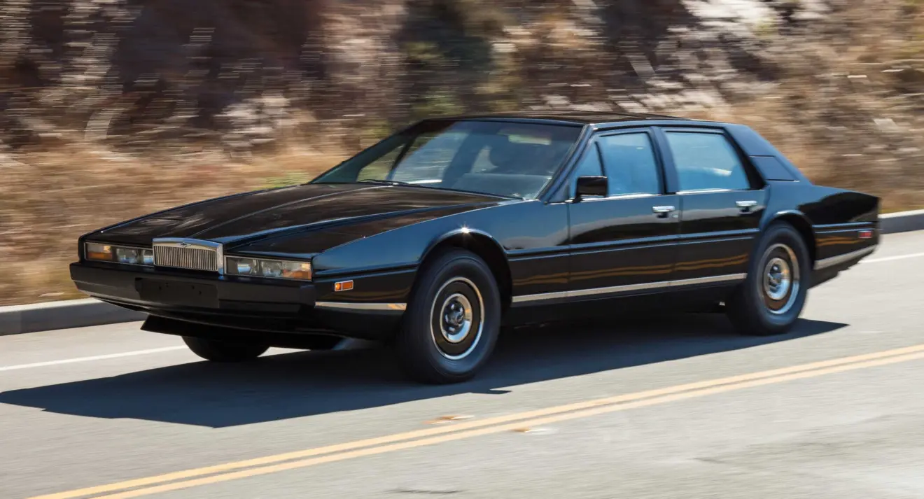 Aston Martin Lagonda preto em movimento na estrada foi um dos carros com soluções à frente do tempo