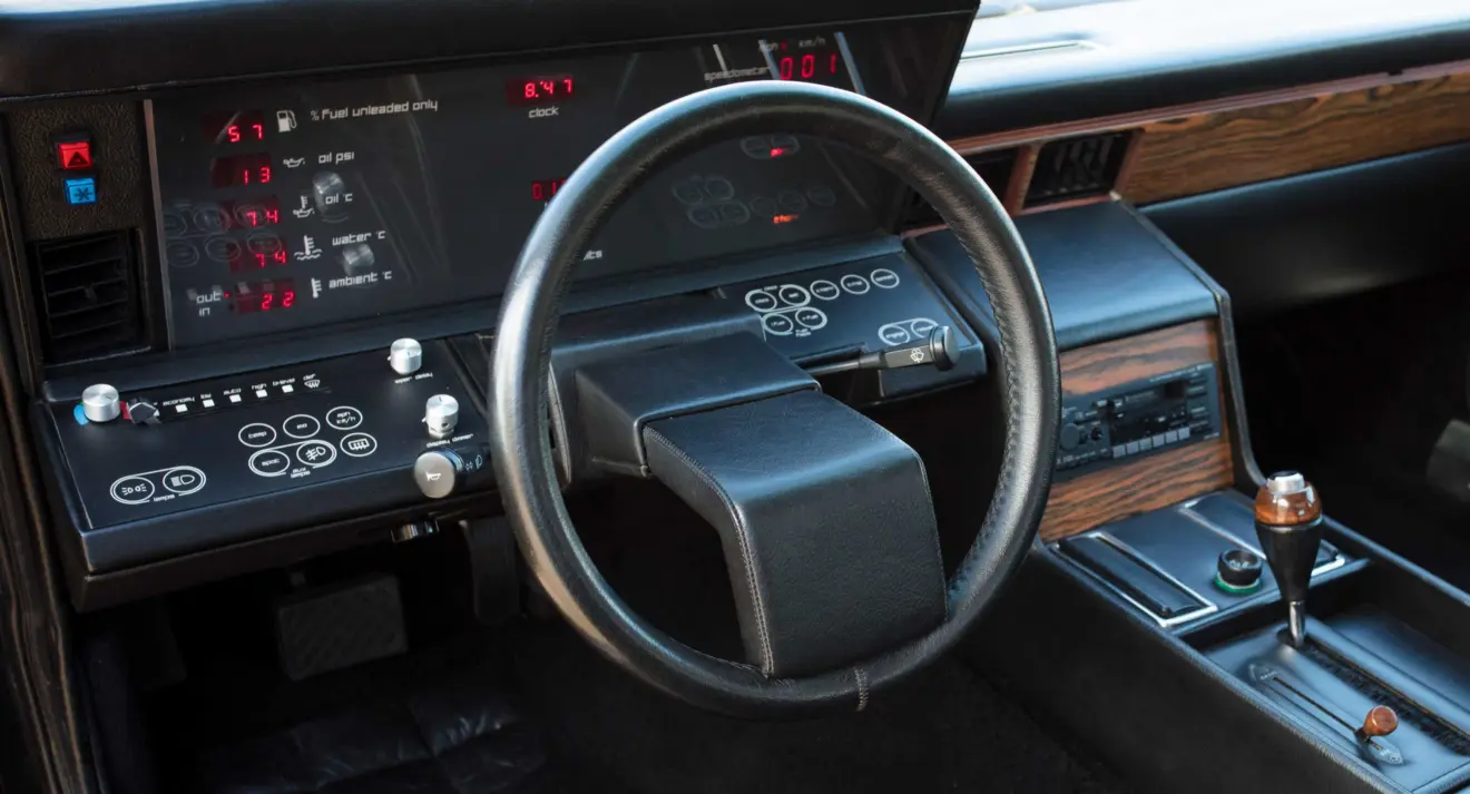 Uma das soluções do Aston Martin Lagonda foi o painel digital