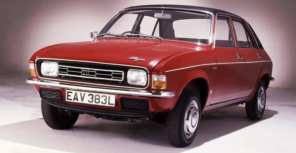 Austin Allegro vermelho parado de frente foi um carro com solução nada convencional