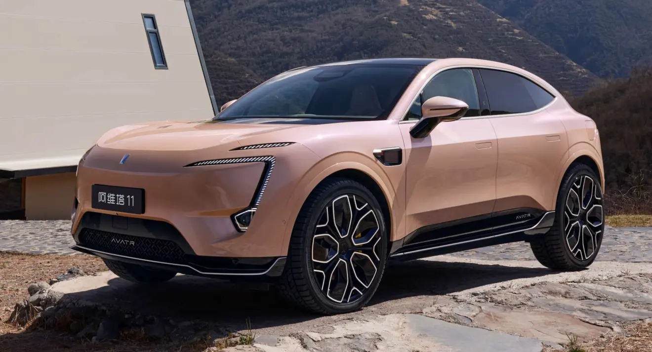 Avatr 11 parado de frente com montanhas ao fundo