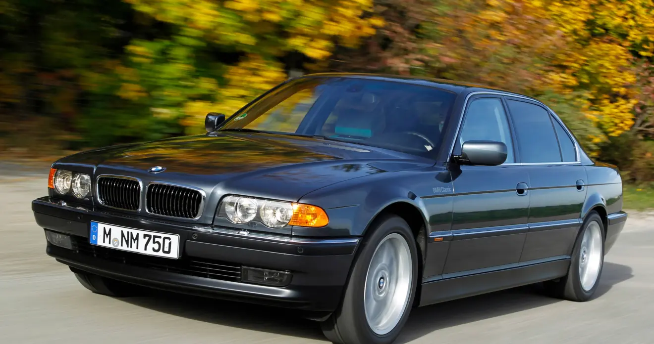 BMW 750i cinza em movimento na estrada oferecia soluções a exemplo do aparelho de fax e do telefone embarcados