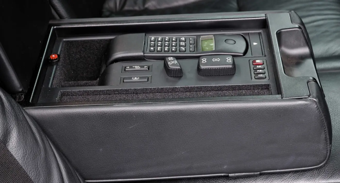 Uma das soluções do BMW Série 7 era o telefone embarcado