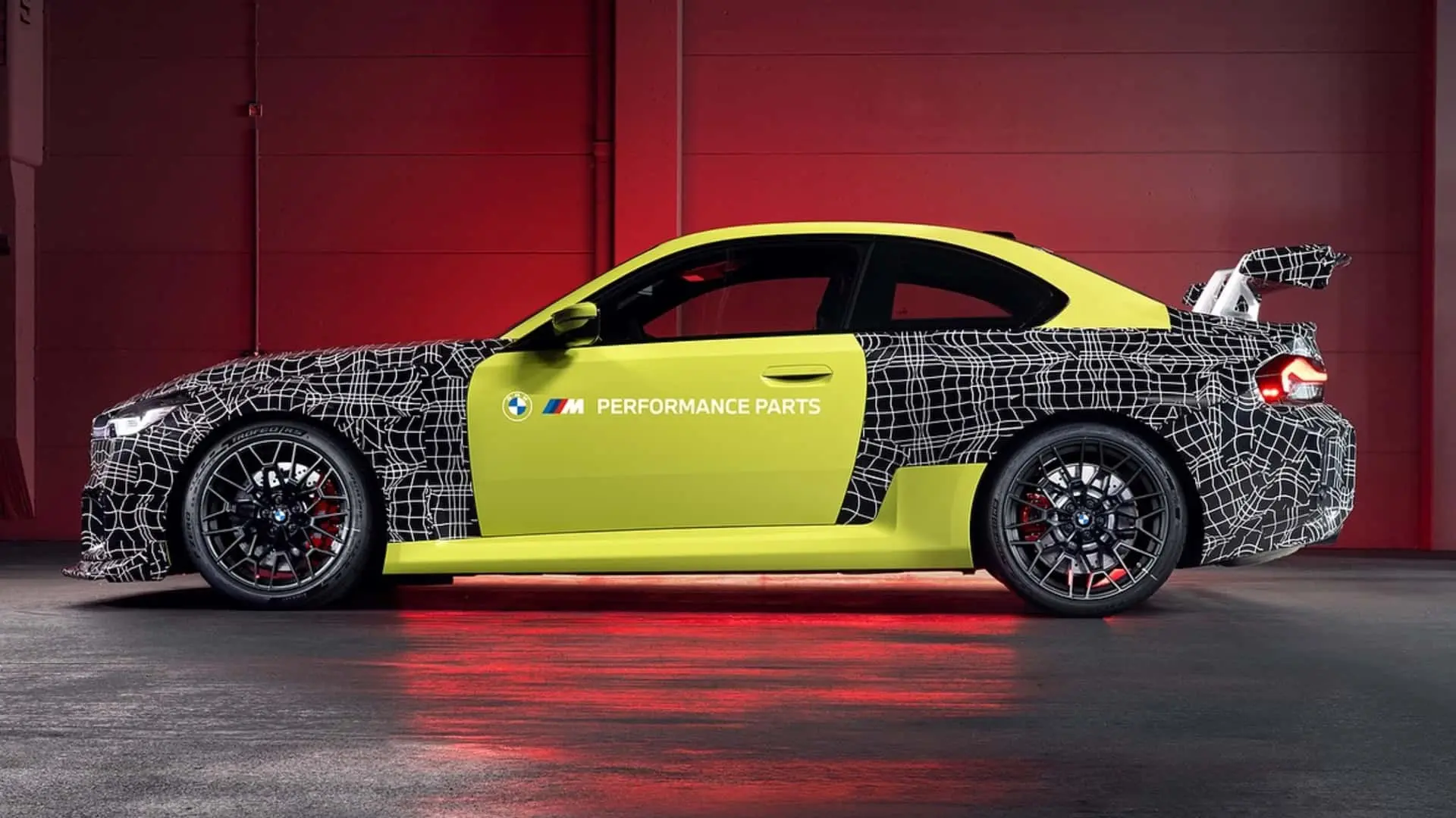 BMW M2 com pacote de pista parado de lateral