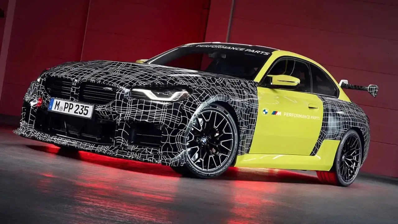 BMW M2 com pacote de pista parado de frente