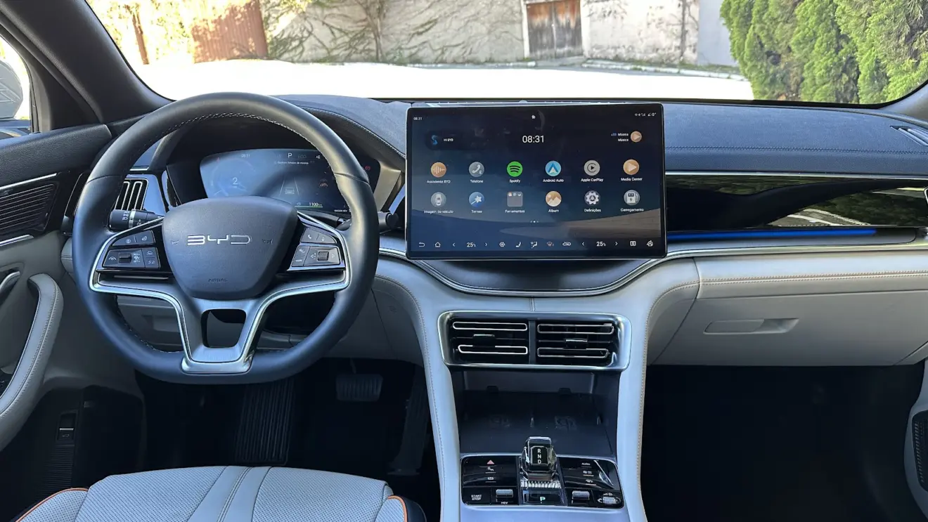 Interior do BYD Song Plus 2026 com novo multimídia