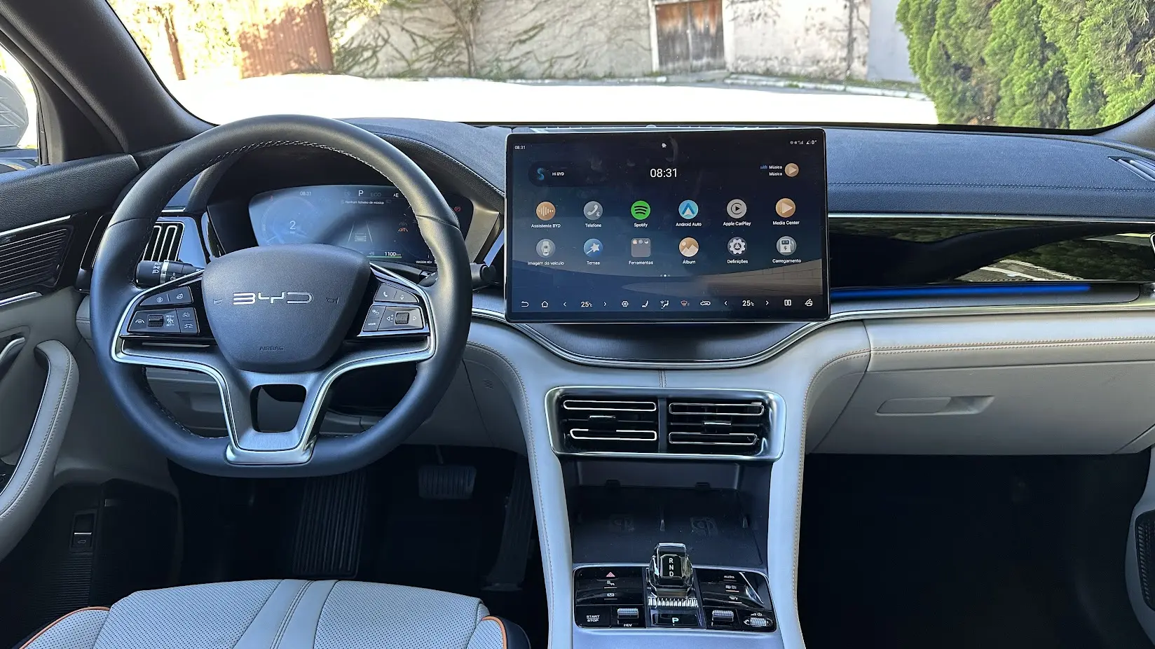 Interior do BYD Song Plus 2026 com novo multimídia 