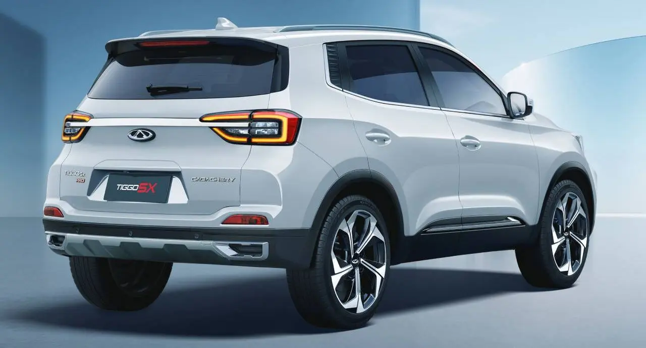 CAOA Chery Tiggo 5X 2026 prata parado de traseira com fundo azul