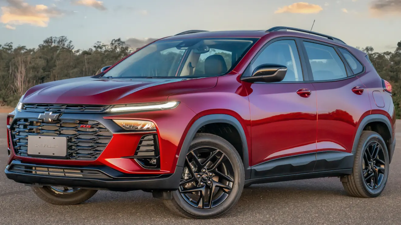 Chevrolet Tracker RS 2026 vermelho com DRL's acesos e visto de lado