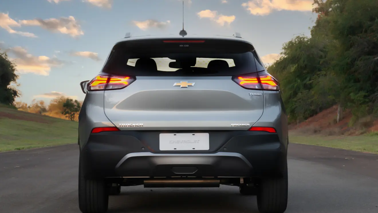 Chevrolet Tracker Premier 2026 prata visto de trás e com lanternas acesas
