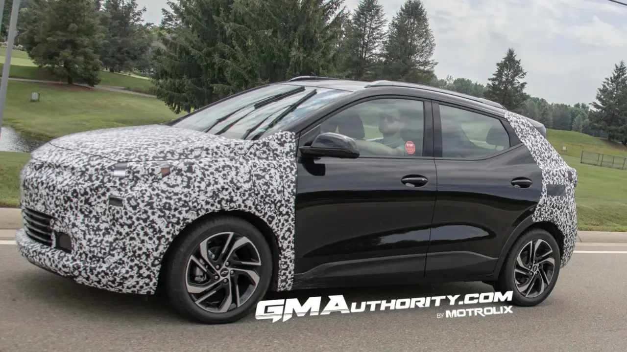Chevrolet Bolt camuflado de lado rodando em testes nos Estados Unidos