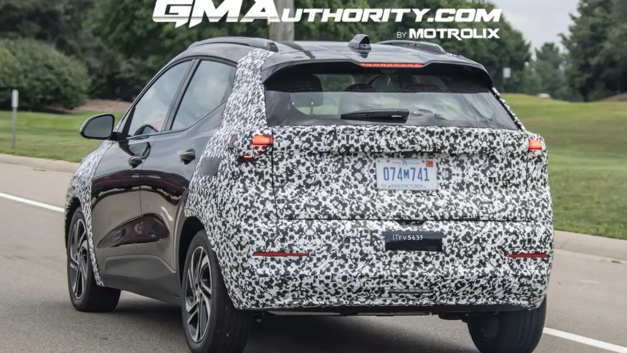 Chevrolet Bolt camuflado de traseira rodando em testes nos Estados Unidos
