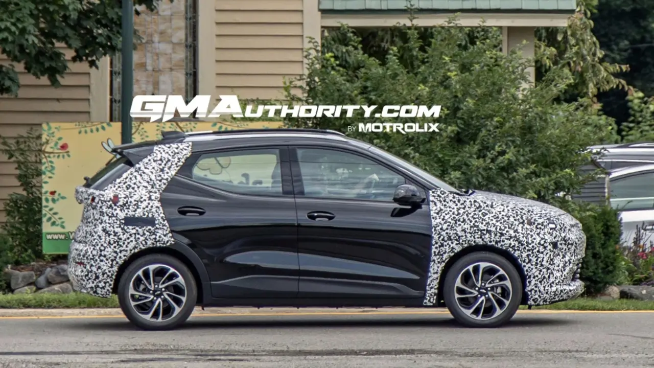 Chevrolet Bolt camuflado de lado rodando em testes nos Estados Unidos