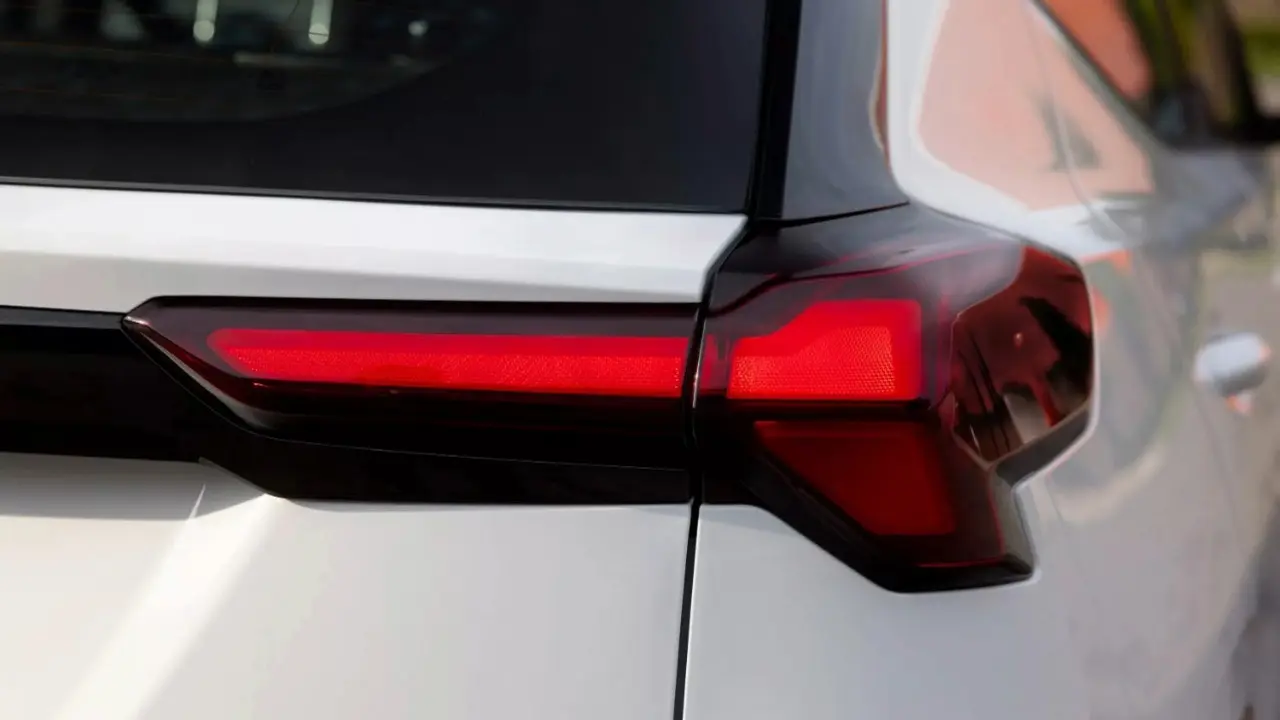 Lanterna traseira do Chevrolet Bolt na cor branca