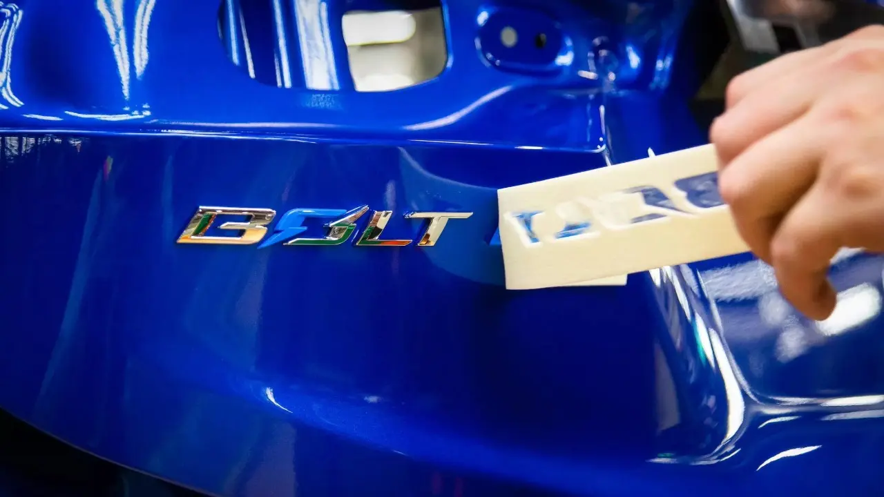 Emblema do Chevrolet Bolt na parte traseira em azul