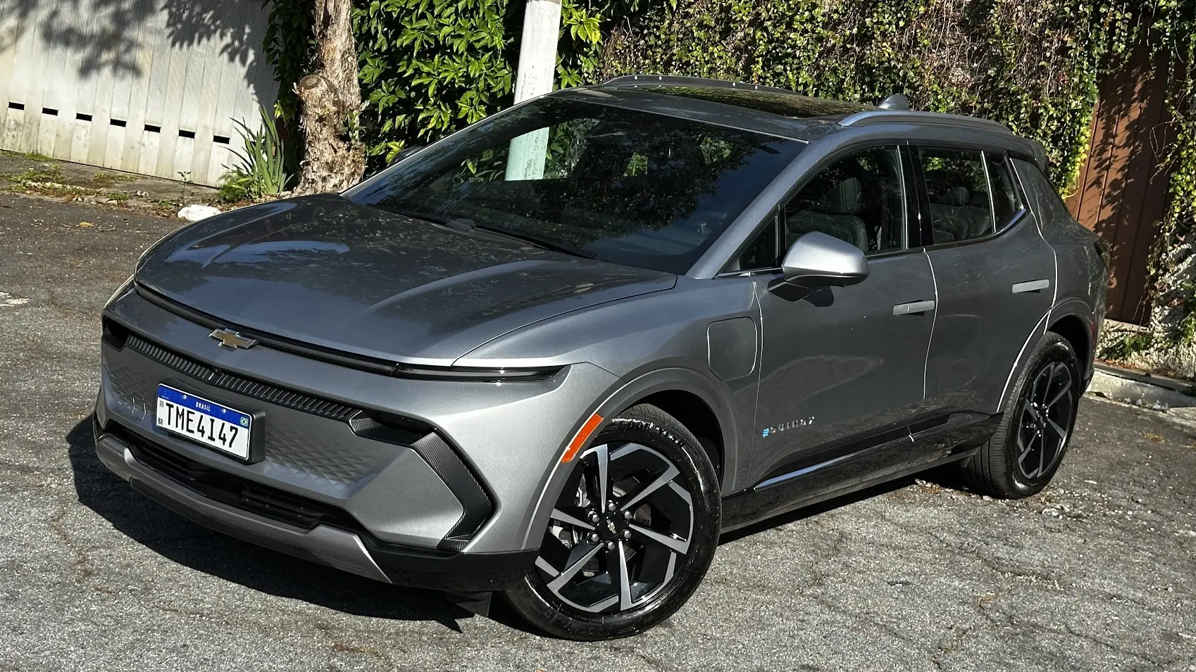 Chevrolet Equinox AWD EV parado de frente e visto do alto
