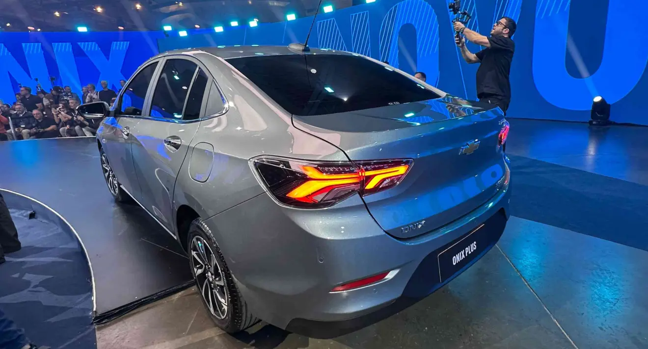 Nova roda do Chevrolet Onix Plus 2026 parado de traseira