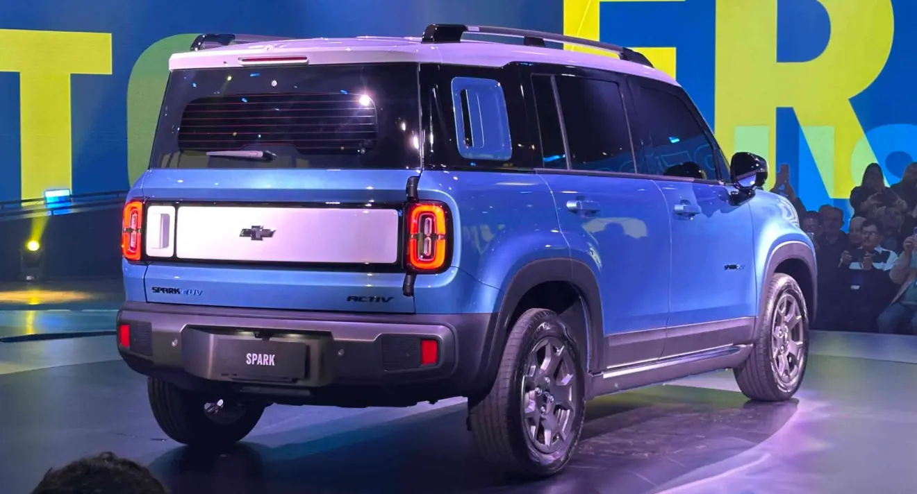 Chevrolet Spark EUV 2026 azul parado de traseira