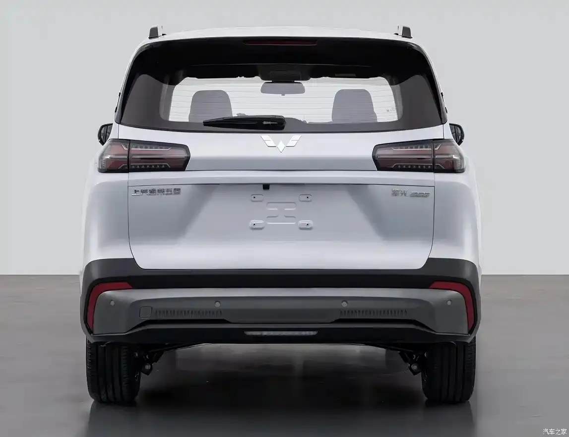 Wuling Starlight 560 branco de traseira chevrolet spin ev