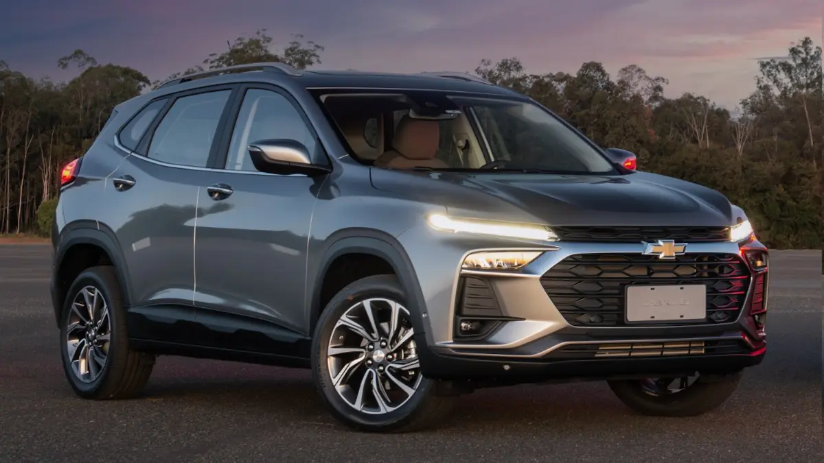 Chevrolet Tracker Premier 2026 prata de frente