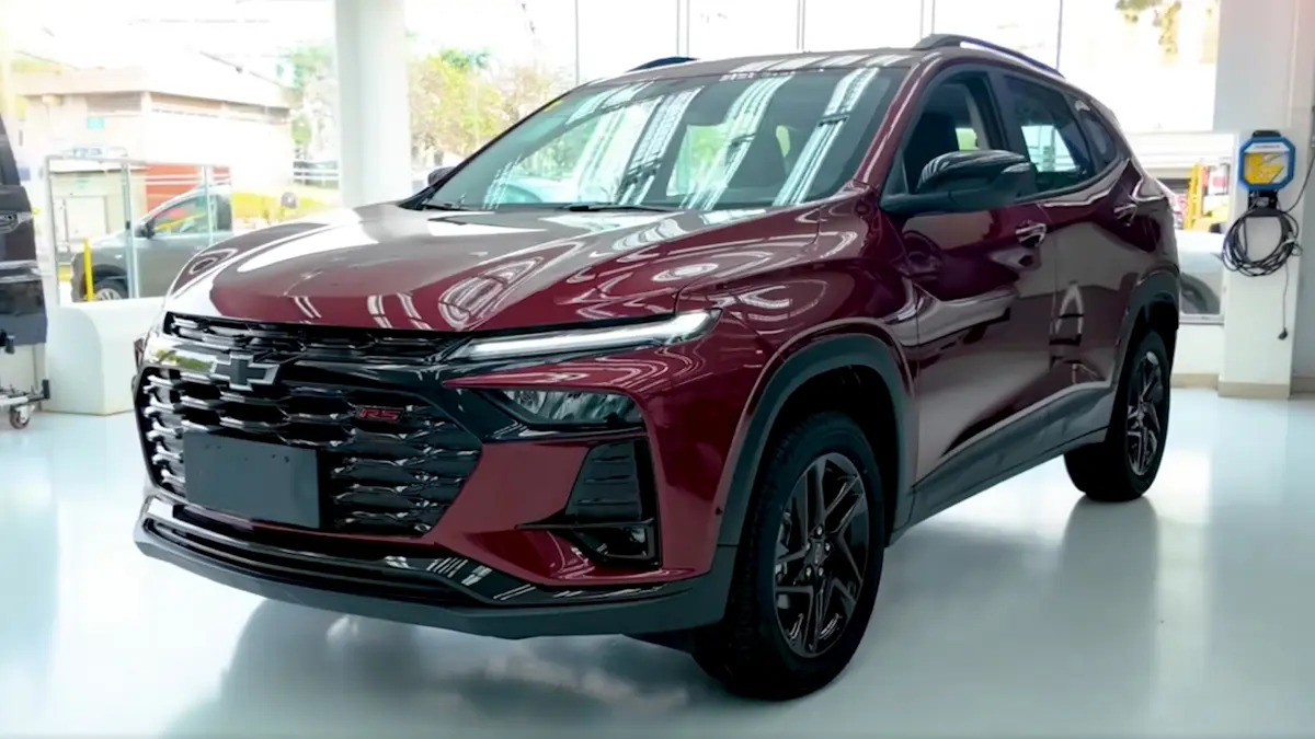 Chevrolet Tracker RS 2026 vermelho dentro de uma loja