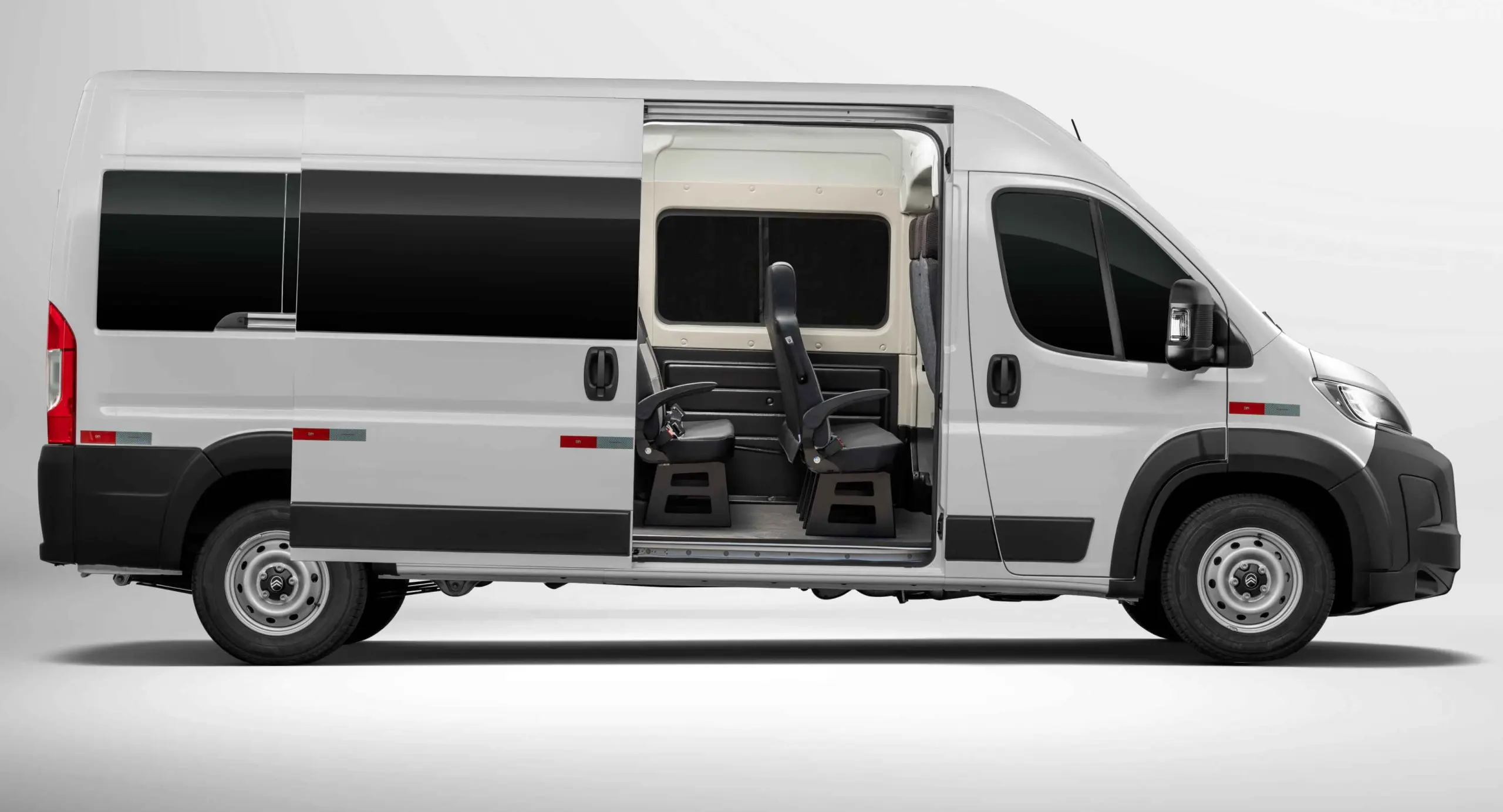 Citroën Jumper Minibus Comfort 17+1 2026 branca parada de lateral com a porta aberta