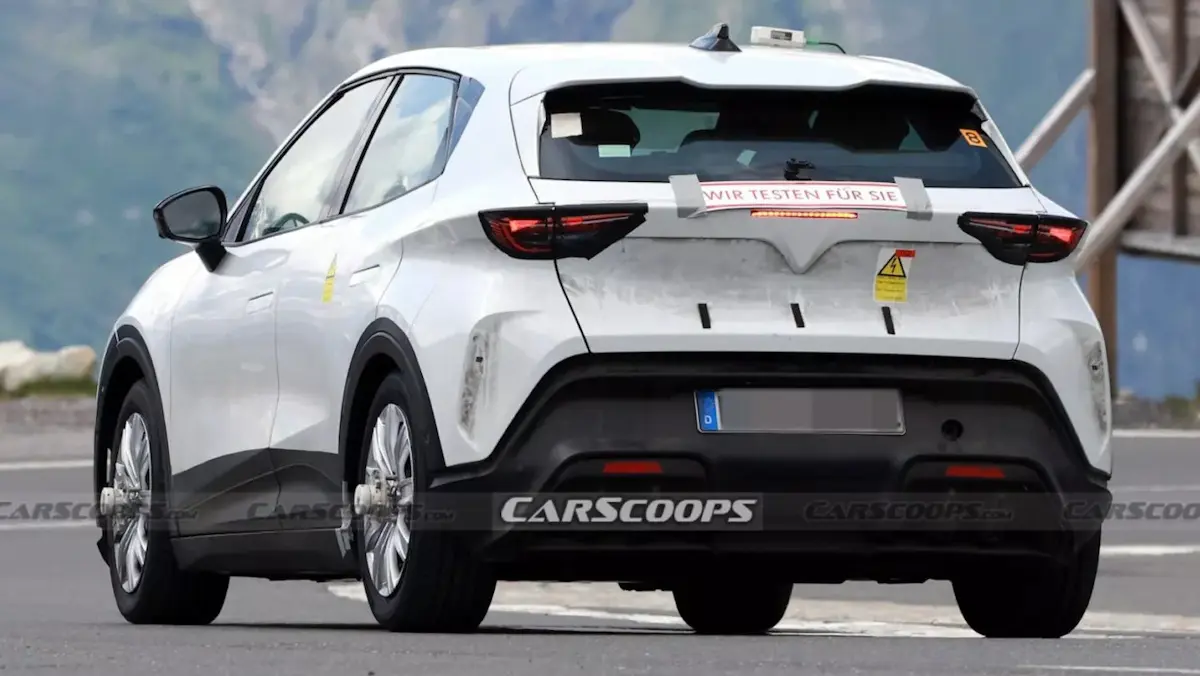 Cupra Raval branco de traseira com camuflagem gwm volkswagen