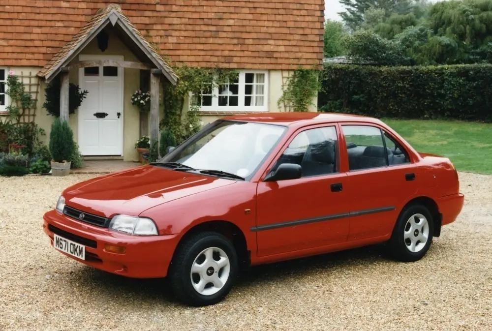 Daihatsu Charade Sedan vermelho parado de 3x4 dianteiro é um carro pouco lembrado pelos brasileiros