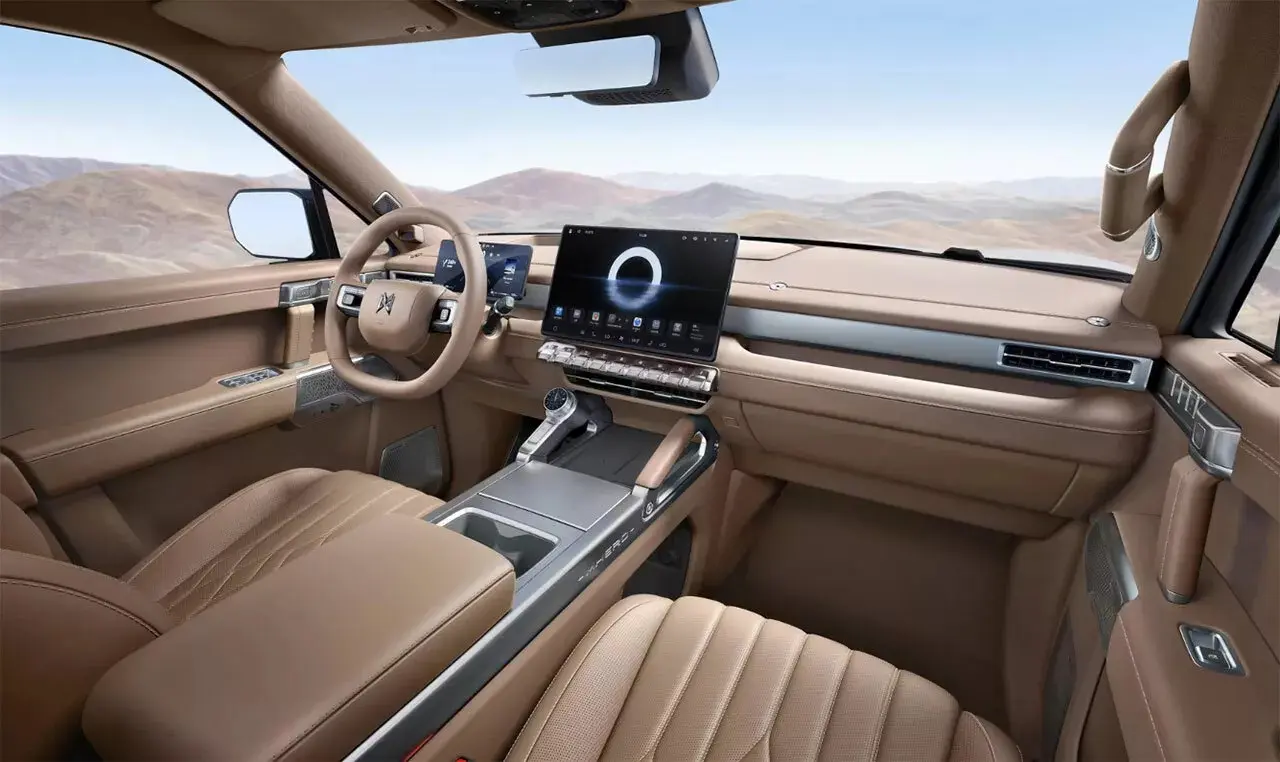 Interior do Dongfeng M-Hero M817 com telas ligadas